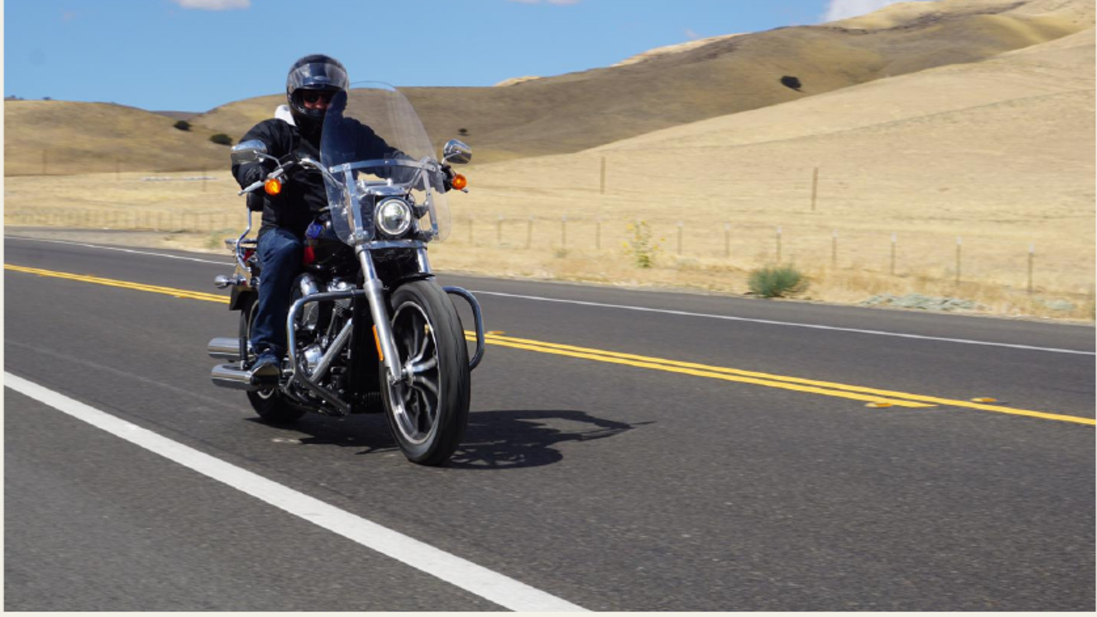 Motorradfahrer auf einer Straße im Westen der USA