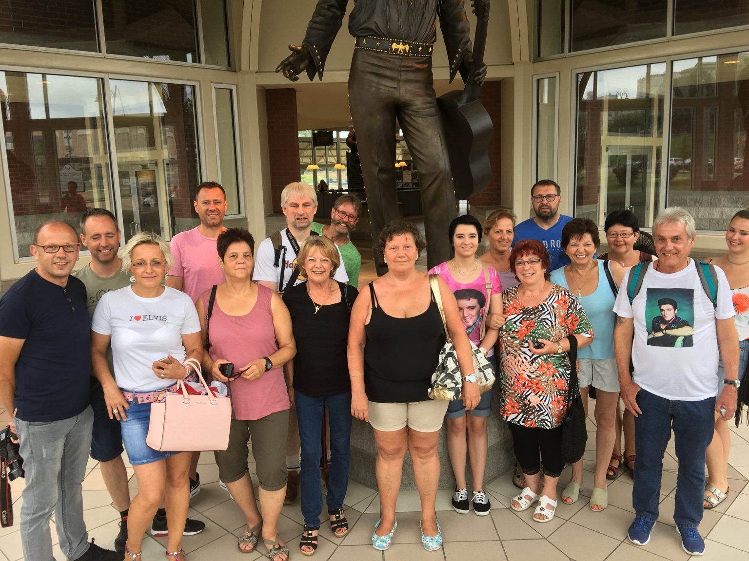 Reisegruppe von Fly2America vor einer Elvis-Statue