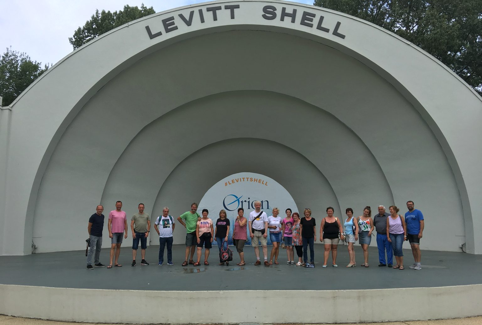 Reisegruppe von Fly2America vor der Levitt Shell in Memphis